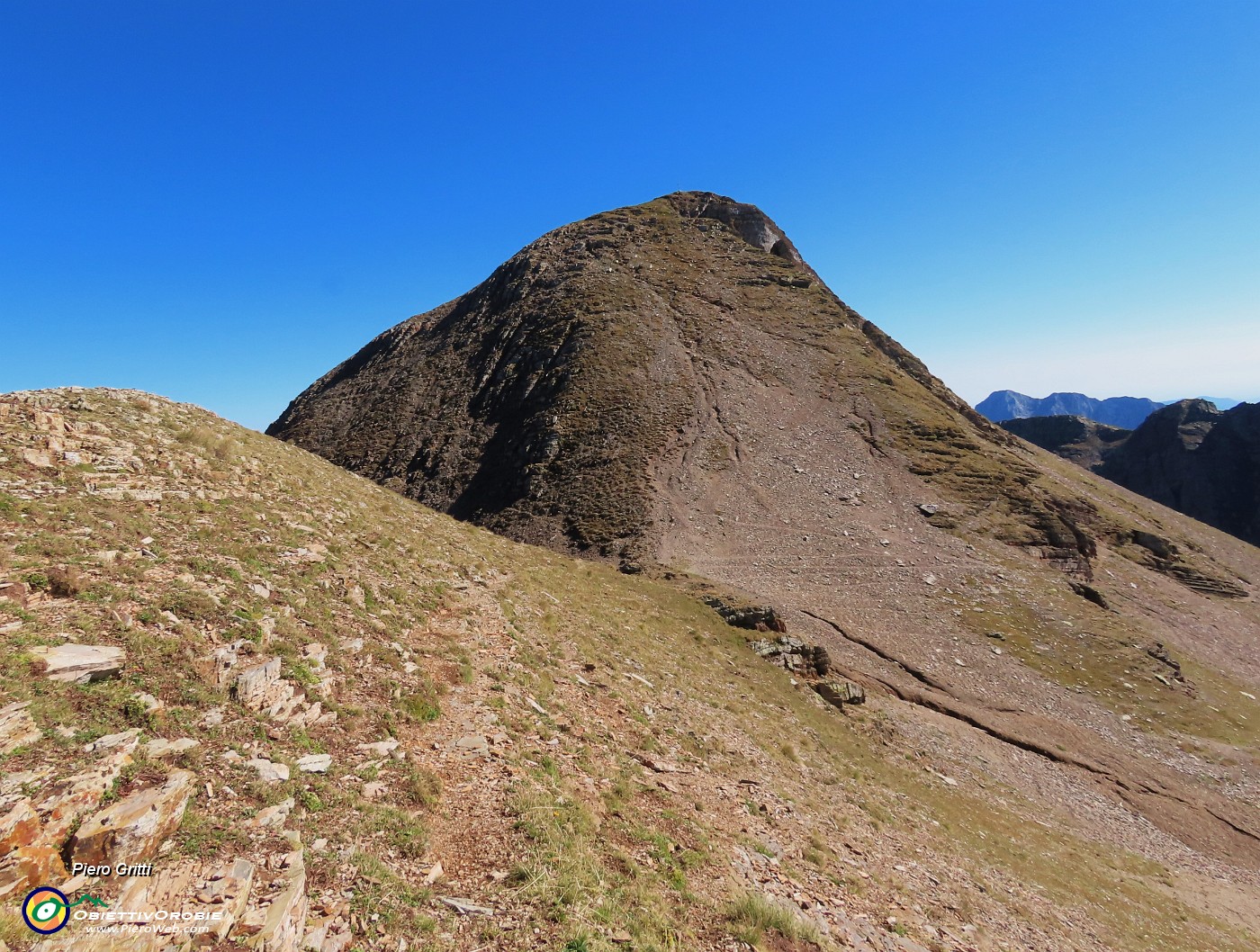 48 Sguardo indietro alla cima del Pizzo Farno appena salito.JPG